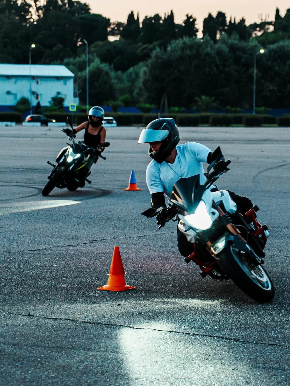 Koni parkurunda motosiklet eğitimi yapan iki sürücü