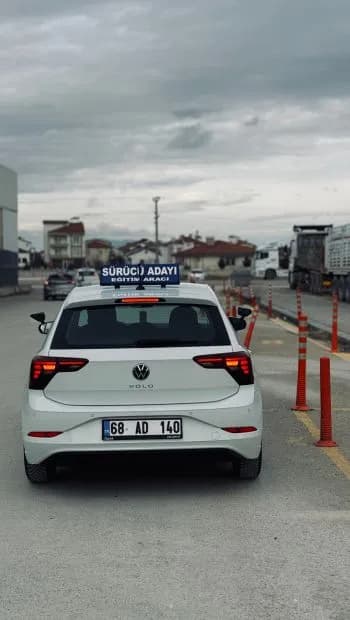 Eğitim aracı sınav parkurunda