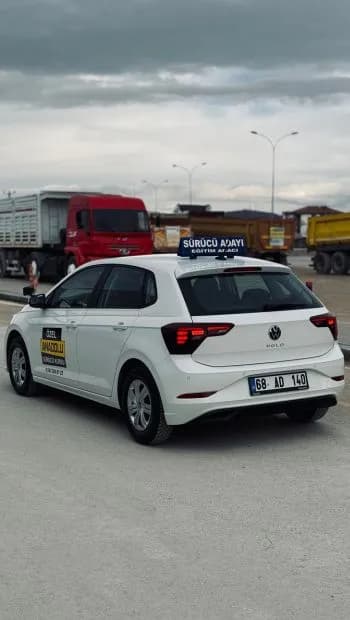 Eğitim aracı sınav parkurunda
