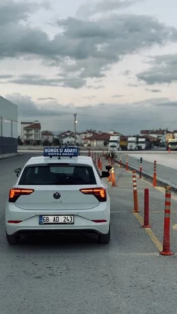 Eğitim aracı sınav parkurunda